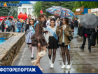 Тысячи мокрых, но счастливых выпускников Волжского: фоторепортаж с последнего звонка под дождём