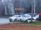 Утро началось не с кофе: автомобилист сбил столб в Волжском