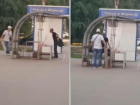 Размахивал ножом и пытался зарезать прохожего: вооруженный мужчина попал на видео в Волжском