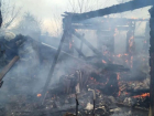 В Волжском подчистую сгорел дом: фото