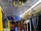 Автобусы в Волжском украшают для создания новогоднего настроения 