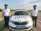 Полицейские спасли 4 человек из машины, опрокинувшейся в кювет в Волгоградской области