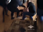 На видео попали кадры жесткого задержания в одной из квартир в Волжском