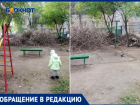 2-метровая куча сухих веток осталась после обрезки на детской площадке в Волжском