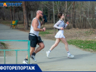 Спортсменки в мини-юбках пробежали по Волжскому: фоторепортаж 