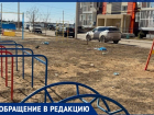 Двор из-за бездомных собак превратился в помойку: животные атаковали 38 микрорайон в Волжском