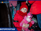 Грусть, страх и ужас на лицах беженцев: фоторепортаж с вокзала в Волжском