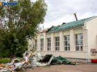 В Волжском начали восстанавливать кровлю школы, пострадавшей от удара стихии