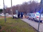 Появились подробности аварии в Волжском, где водитель решил «срезать» кольцо и врезался в столб