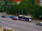 Автобус въехал в легковушки на перекрестке в Волжском