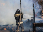 Дом, теплица и забор: в Волжском пожар уничтожил частную собственность