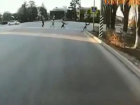 В Волжском дети переходили дорогу, делая колесо. Видео