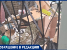 «Тараканы пешком ходят»: под окнами дома в Волжском растет гора мусора