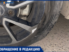 Лишился колес в огромной яме во дворе: видео от автомобилиста из Волжского