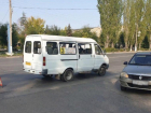 В Волжском столкнулись Renault и маршрутка: 36-летняя женщина в больнице