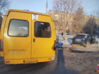 На видео попал момент тарана пассажирской маршрутки в Волжском