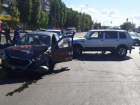 «Нива» подмяла под себя такси в Волжском: фото последствий