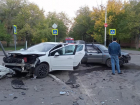 Лобовое столкновение авто на перекрестке в Волжском: видео