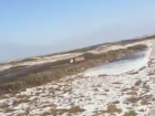 На камеру попали мусоровозы, разгружающиеся в карьер под Волжским