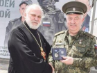 Близ Волжского священнику вручили крест за заслуги перед казачеством