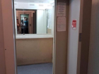 Мама с маленькими детьми несколько часов просидела в неисправном лифте новой многоэтажки в Волжском