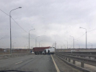Аварии с участием грузовиков перекрыли движение по мосту
