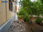 Балкон обрушился вместе с женщиной в Волгограде: в квартире осталась прикованная к постели пенсионерка