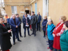Выездная комиссия депутатов в Волжском встретилась с жильцами аварийного дома