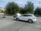 В Волжском «Мазда» столкнулась с мотороллером: водитель двухколесного транспорта госпитализирована