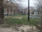 Без шансов на ремонт? Администрация ответила на жалобу о древней площадке в Волжском