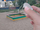 Стеклами усыпана детская площадка в Волжском