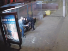 Обхаркали, облили и свернули камеру: пьяные вандалы в Волгограде