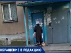 Испражняется в подъезде и тащит мусор с помоек: волжане жалуются на соседку