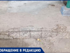 Жители калечатся на разбитом крыльце к подъезда в Волжском
