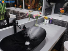 Цветы на каждой поверхности: инспектируем туалеты в общественных местах Волжского