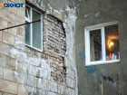 36-летняя женщина выпала из окна на глазах у родных в Волгограде