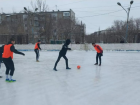 Студенты в Волжском устроили футбольные баталии на льду