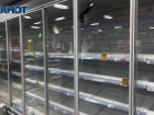 Полки с водой опустели в сетевых магазинах Волжского