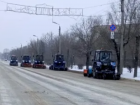 В Волжском на уборку дорог вывели десятки рабочих и спецтехнику