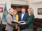 Известному волонтеру в Волжском вручили уникальную книгу