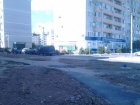 Тротуар в 22 микрорайоне Волжского наконец-то воссоединился с пешеходной дорожкой