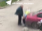 Женщина справила нужду на глазах у прохожих в Волжском: видео