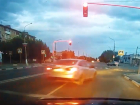 Поворот с нарушением и проезд на красный: видео опасного вождения