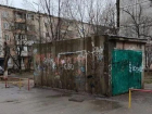 Брошенные гаражи Волжского портят вид дворов: власти ищут хозяев-призраков