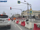 Затор из-за ремонта образовался на дороге у главного Сбербанка: видео