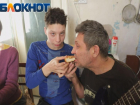 Ослепший рок-музыкант Сергей Марков учится жить в полной темноте в Волжском: видео
