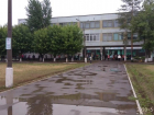 Огромная очередь скопилась у школы за бесплатными масками и перчатками в Волжском