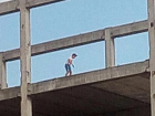 Дети прогулялись по крыше опасной застройки в 30 микрорайоне в Волжском