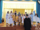 Юные христославы выступили в Волжском перед зрителями с рождественским представлением