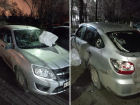 Во дворе Волжского неизвестные разбили чужое авто и порезали шины